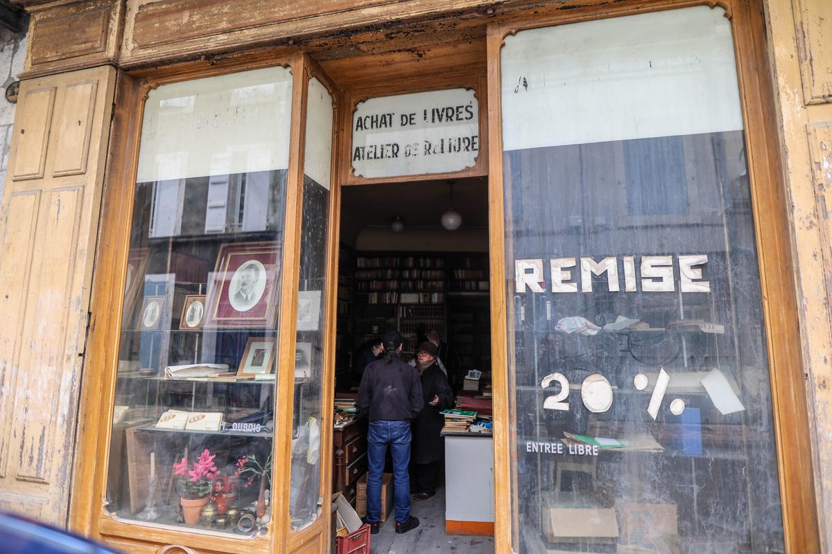 Devanture de la librairie Yves Dubois, 22 rue Voltaire à Agen