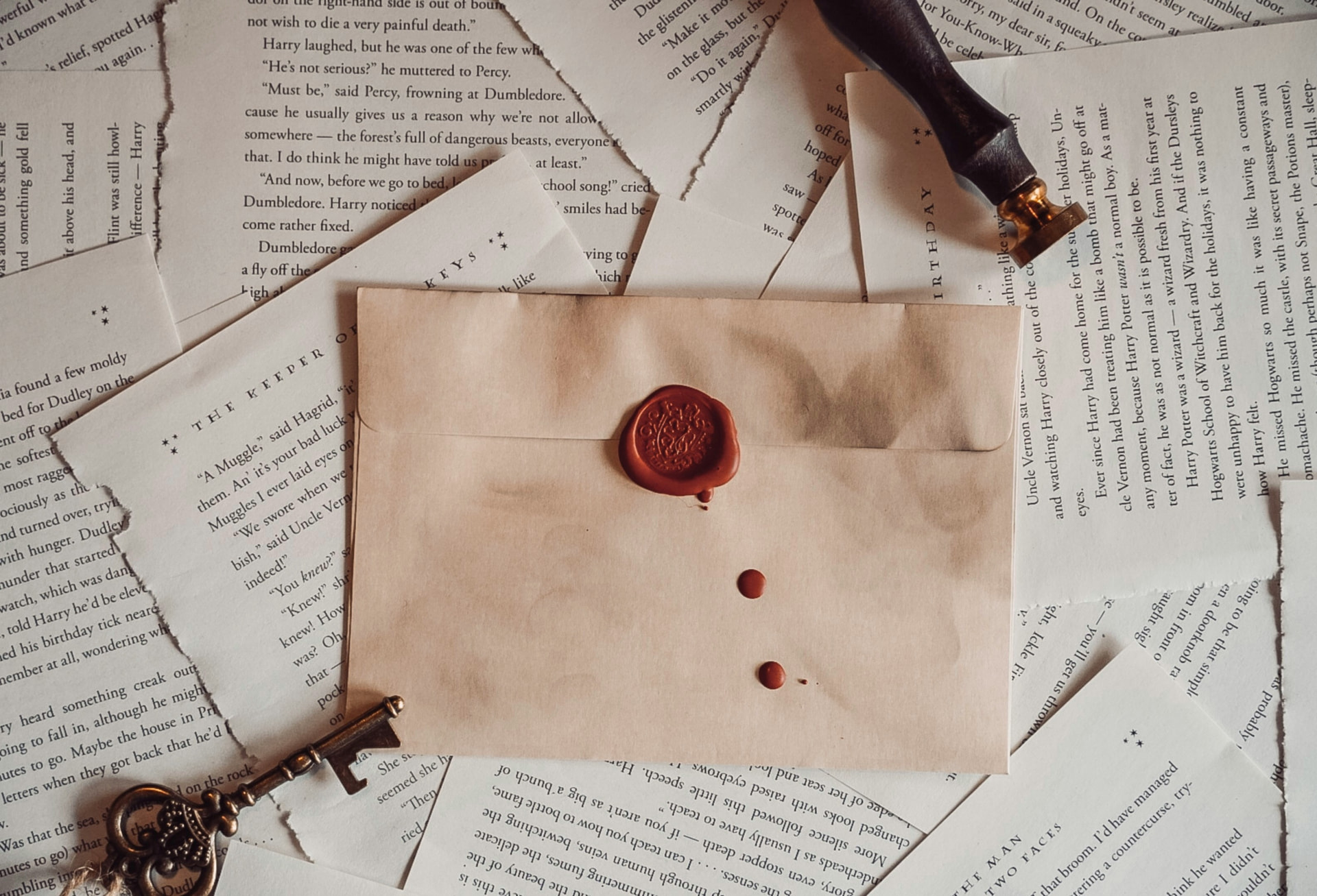 Enveloppe scellée à la cire posée sur des pages de livre anciennes